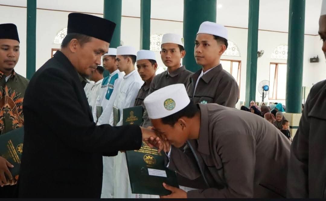 135 Santri Diwisuda pada Wisuda Akbar PDF Ulya As'adiyah Putra Jilid VII