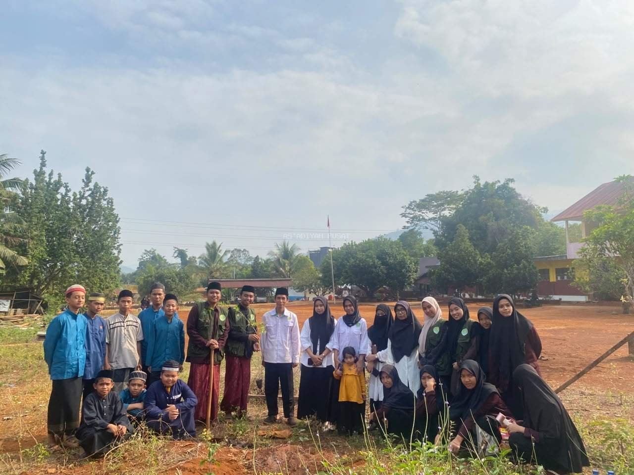 Posko XV MTs As’adiyah Malili Gelar Baksos Moderasi Beragama dan Penanaman Pohon