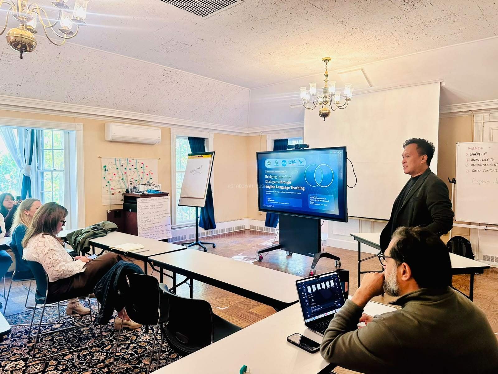 Momentum Hari Santri, Alumni As’adiyah Presentasikan Karya Ilmiah di Hartford International University Amerika
