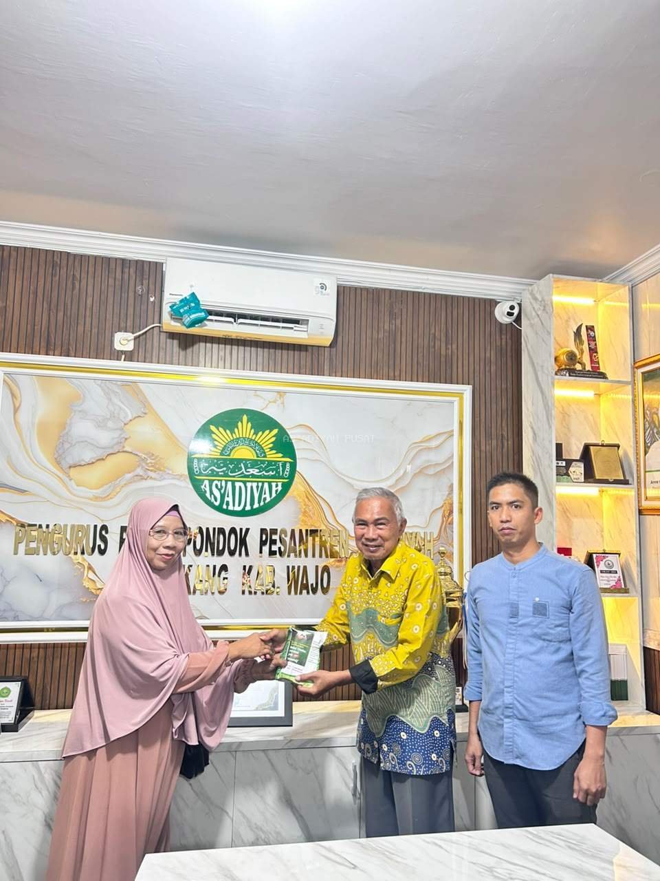 Pengurus Pusat Pondok Pesantren As’adiyah Terima Bantuan Dana Pengembangan Rp50 Juta dari Hj. Sitti Nawiyah