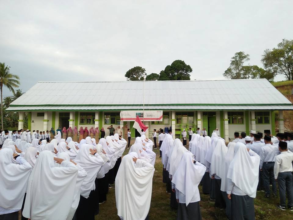 MTs dan MA As'adiyah Cabang Sungai Nyamuk Gelar Upacara