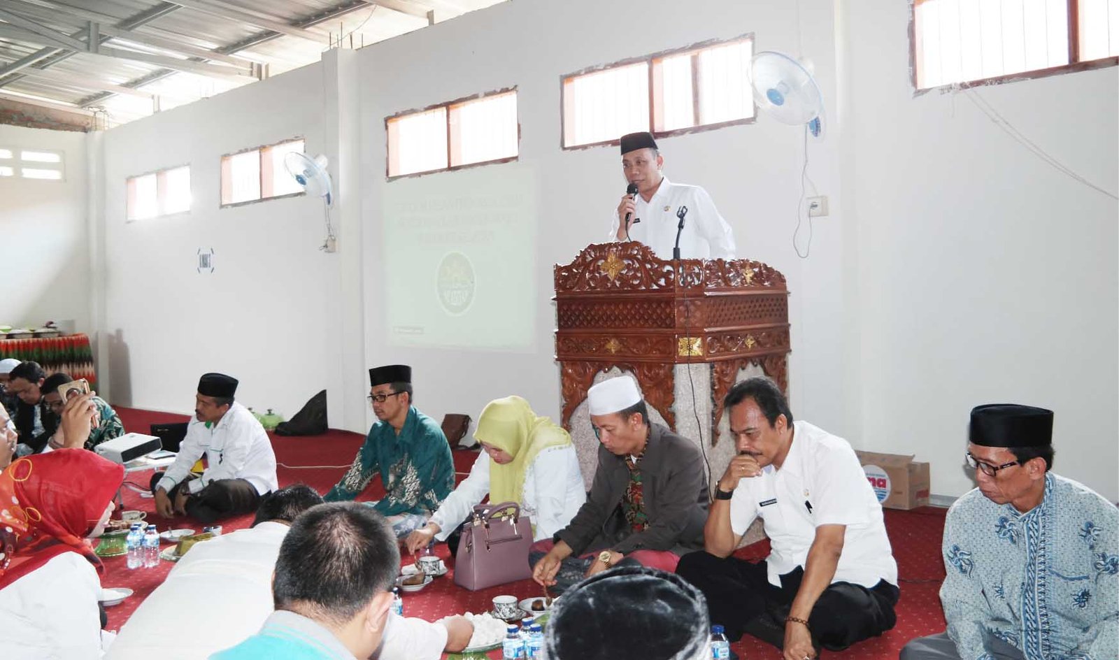 Disambut Ribuan Santri, Begini Tanggapan Dr. Muhammad Yunus Bersama Rombongannya