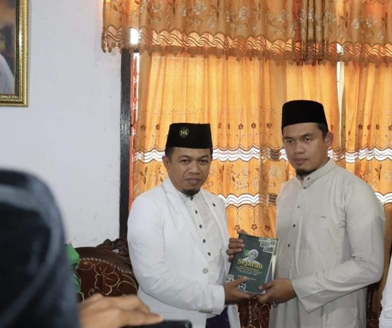 Ketua Yayasan As’adiyah, Serahkan Buku Sejarah Perkembangan As'adiyah Kepada Buya Ar-Razy