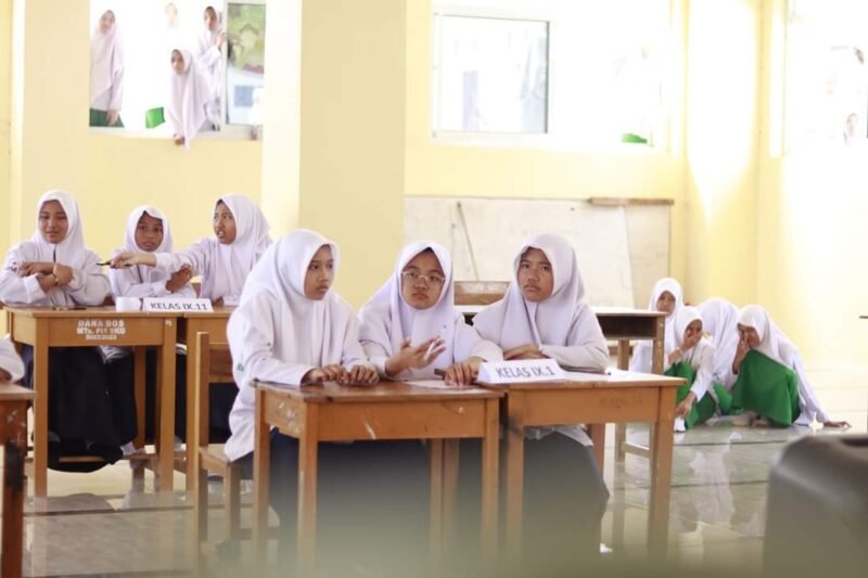 MTs As'adiyah Putri Sengkang Merayakan Festival Oktober Bulan Bahasa: Membentuk Santriwati Cakap Bahasa