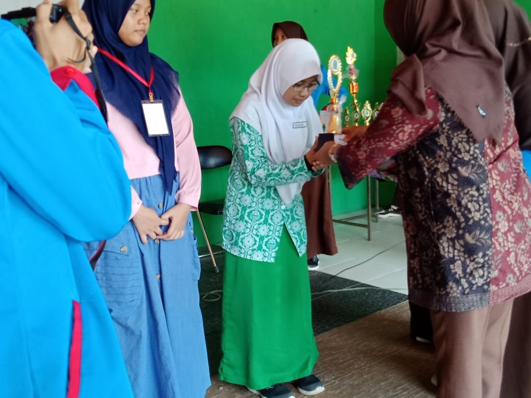 Santri As'adiyah berhasil meraih juara lomba speech english