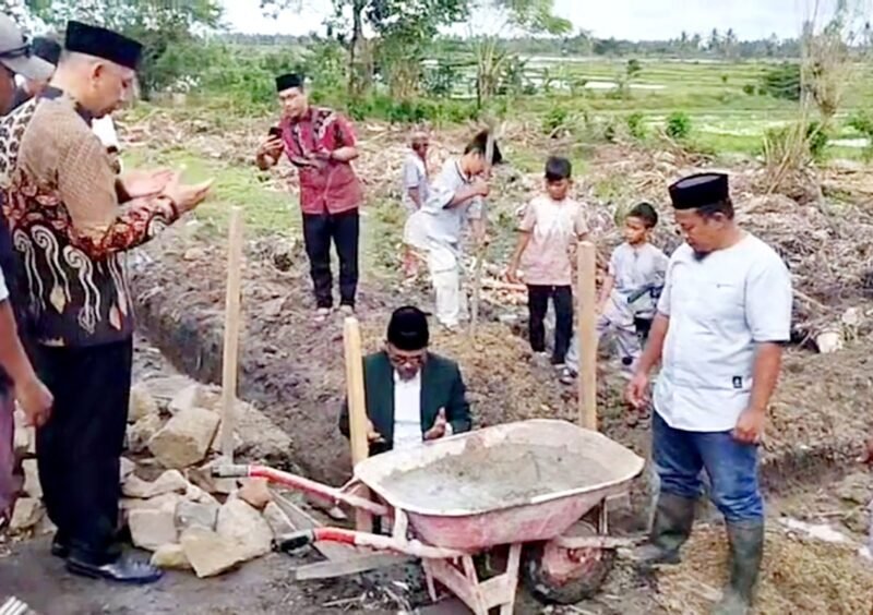 Wakil Ketua Umum Lakukan Peletakan Batu Pertama Pembangunan MTs As’adiyah Tosora