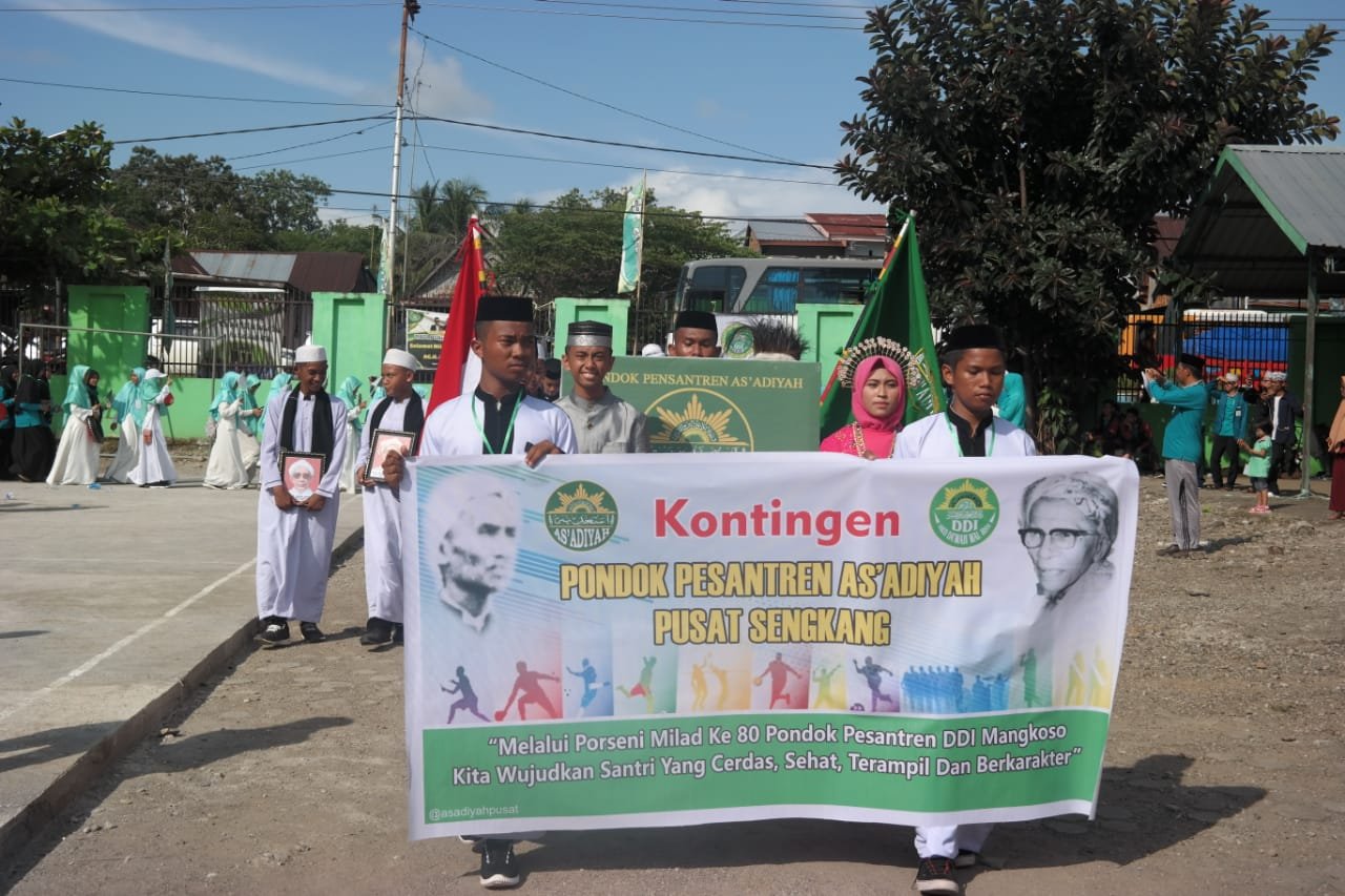 Dibawah Terik Matahari Ribuan Santri Tetap Semangat Ikuti Pawai Ta'ruf