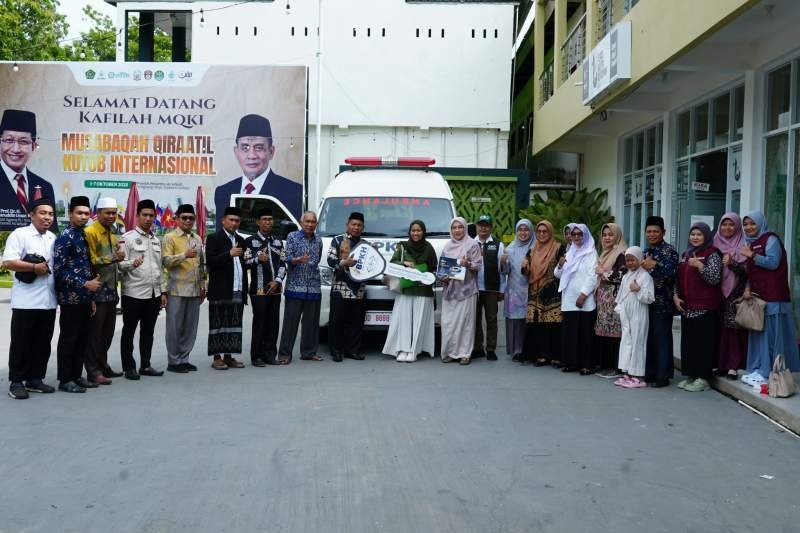 BPKH Serahkan Mobil Ambulans untuk Pondok Pesantren As’adiyah Sengkang