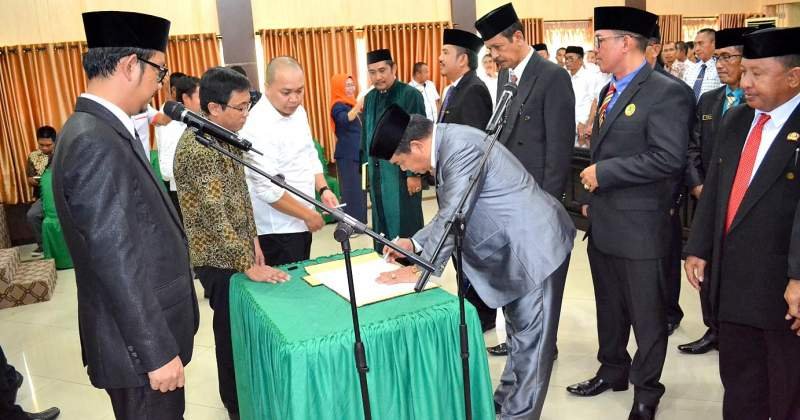 Lantik 12 Pejabat Eselon III, Salah Satunya Merupakan Alumni As'adiyah