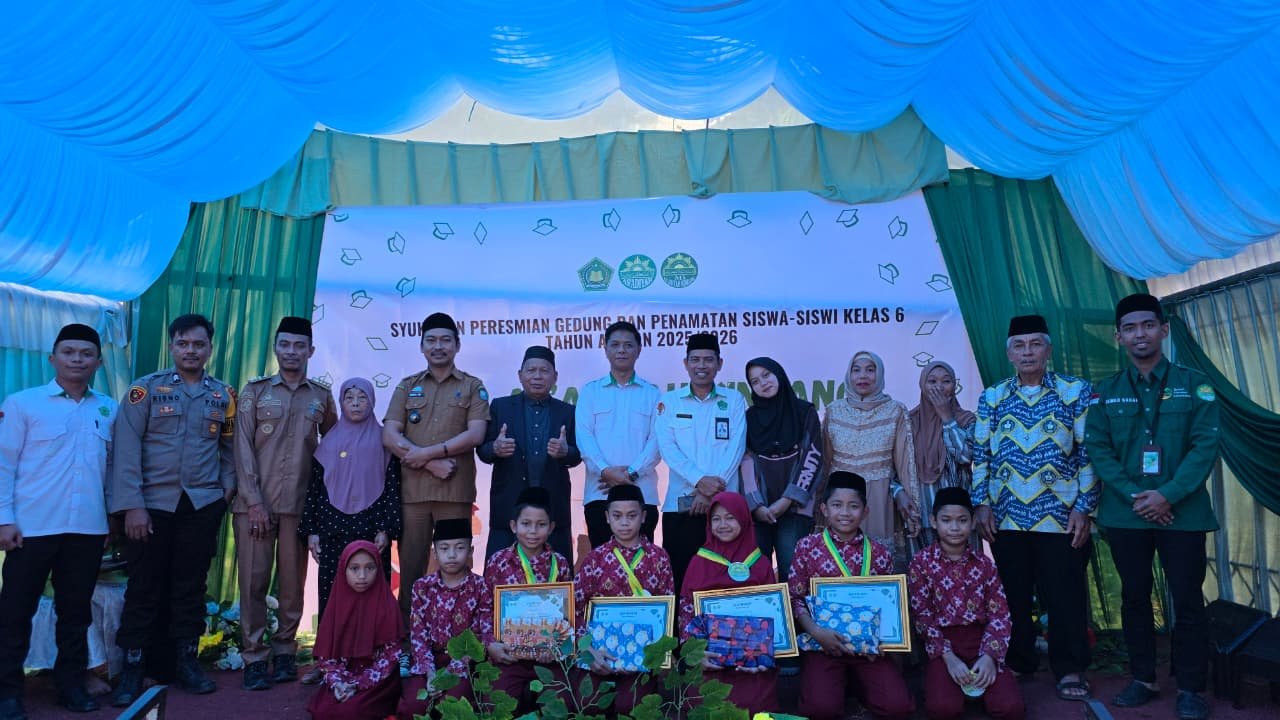 MIS As’adiyah Kindang Tamatkan 8 Siswa dan Resmikan Gedung Belajar Permanen