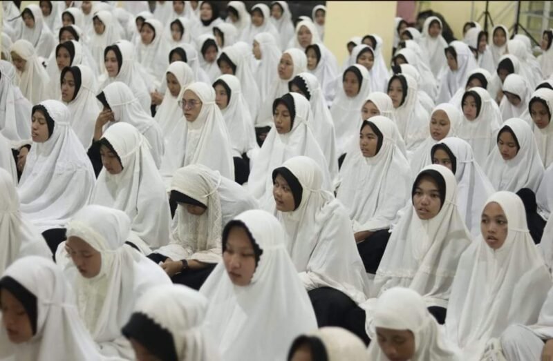 MTs As’adiyah Putri Pusat Sengkang dengan Khusyuk Melaksanakan Doa dan Dzikir Bersama 