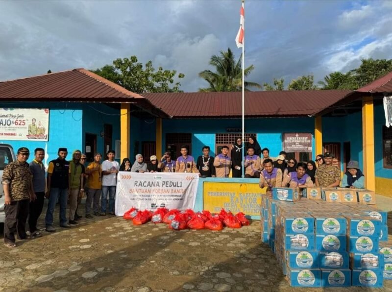 Penyaluran Bantuan Racana Peduli bagi Korban Banjir: Dewan Racana IAI As'adiyah Beraksi