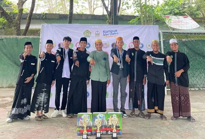 Santri PDF Ulya Putra As'adiyah Raih Prestasi Terbaik pada Pekan Ilmiah Nasional ke-4 di IAIN Bone