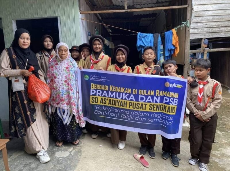 Santri Pramuka SD As'adiyah Menebar Kebaikan di Bulan Ramadan dengan Membagikan Takjil dan Sembako