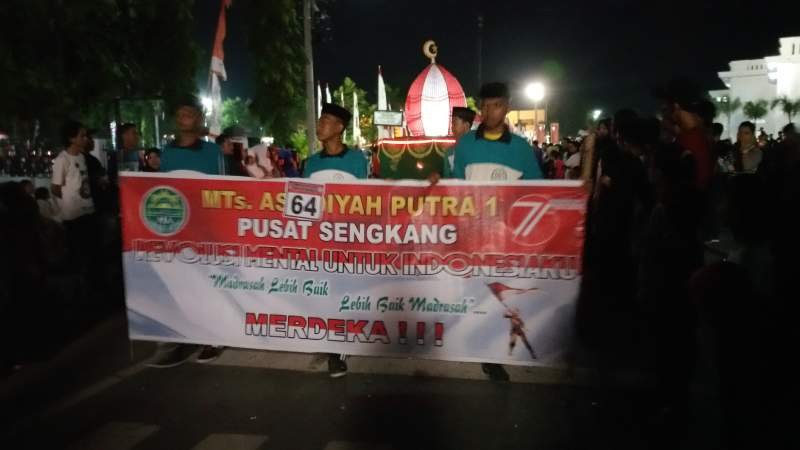 Pawai Lampion Hiasi Jalanan Kota Sengkang